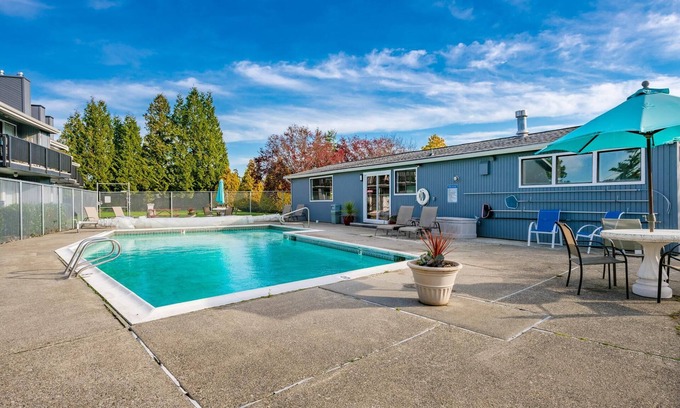 Birch Bay Condo | Hot Tub, Pool, WIFI, CC105