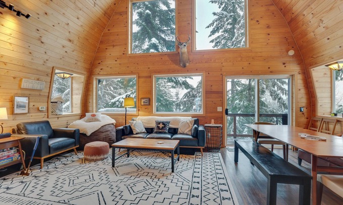 Hyak Cabin | Hot Tub & Sauna: Mountain Living at Hyak Cabin!