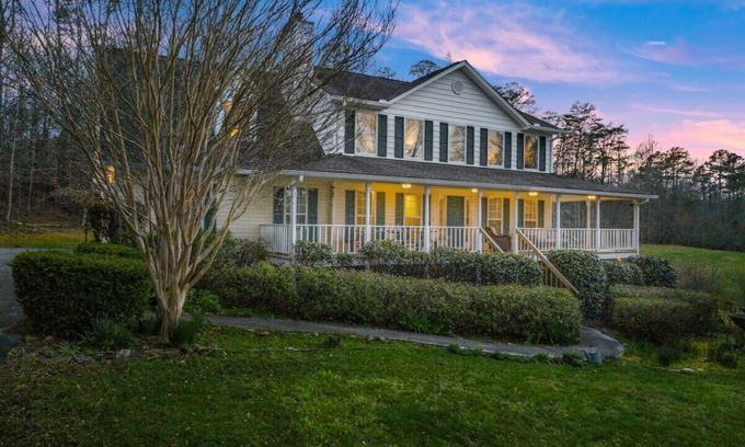 Gainesville House | HOT TUB | WRAP AROUND PORCH | HONEY BEE ACRES