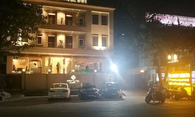 Aliganj Hotel | Hotel Sandstone INN