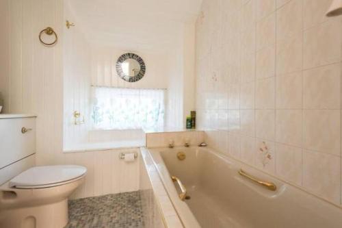 Bonnybridge House | Hotel-Style Apartment, Free Parking, Sleeps 4
