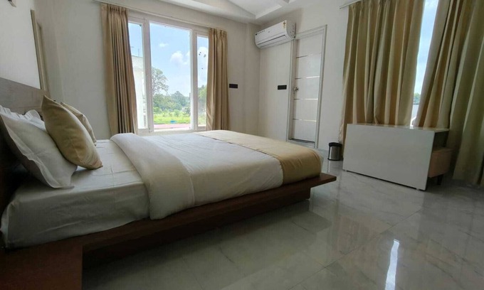 Dehradun Hotel | Hotel YJ Manor