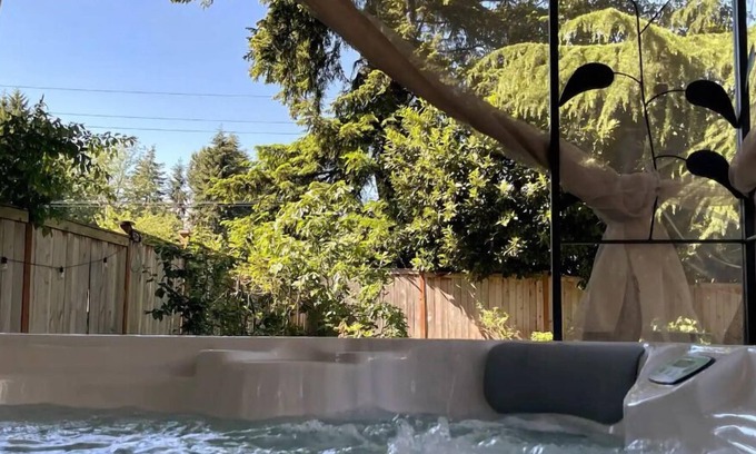 SeaTac House | HotTub! 5 minutes to the Seatac Airport + Large Private Backyard