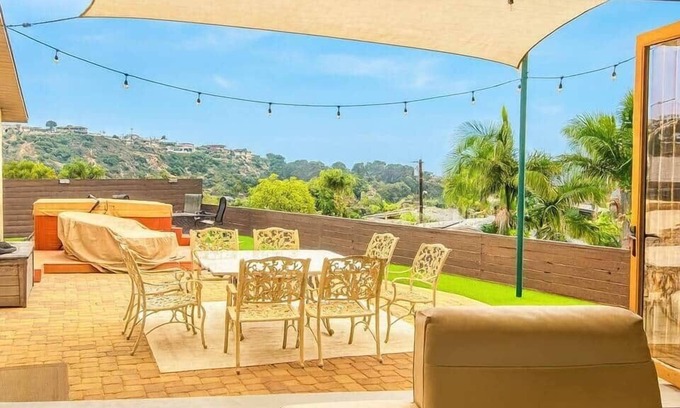 Bay Park House | HotTub/Fireworks/Fast Wifi/Skylights/Hue lights