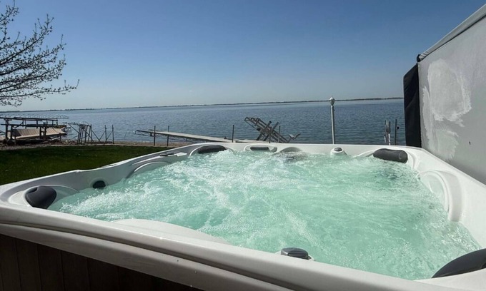 Estelline House | Hottub,Lilypad,FireRing,LakeFront,Sleeps10