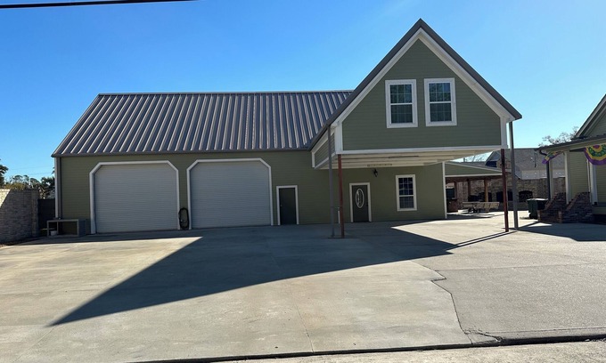 Houma Cabin | HOUMA 45 MILES FROM NOLA INTERNATIONAL AIRPORT, FISHING, HISTORIC DOWNTOWN HOUMA