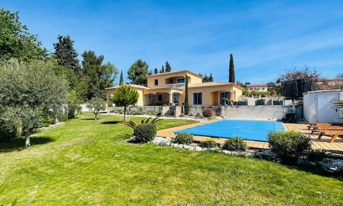 Saint-Saturnin-les-Avignon House | House