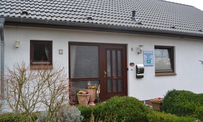 Moelln Apartment | House behind the silver fence - vacation apartment/2 bedrooms/shower, WC
