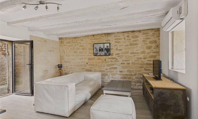 Saint-Leon-sur-Vezere Ski Chalet | House for 5 with outdoor courtyard in the center