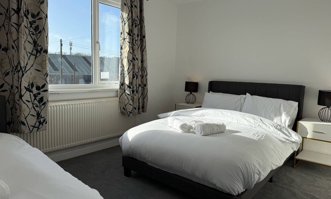 Bridgend House | House - Sleeps 8 - Parking - WiFi