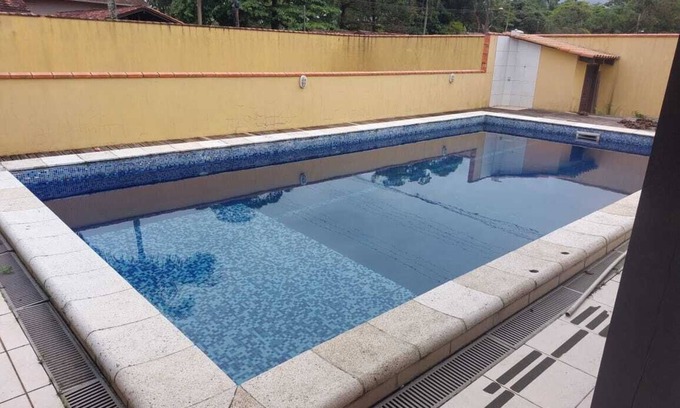 Ubatuba House | House with swimming pool, barbecue and court, located one block from the sea.