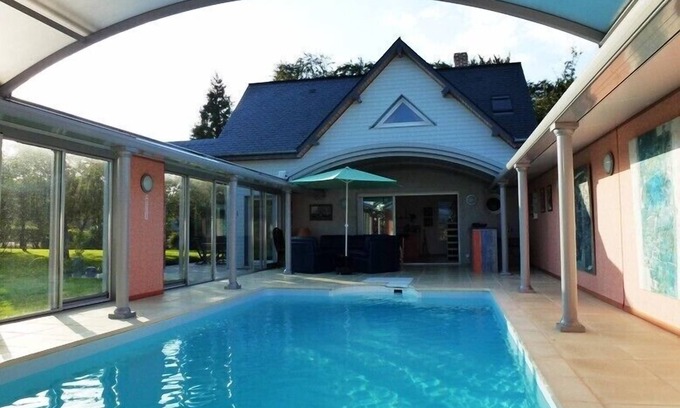 Limpiville House | House with indoor pool heated throughout the year