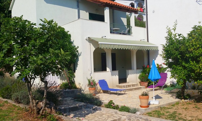 Brist House | House With Private Garden With Grill And Sea Views, Near the Beach