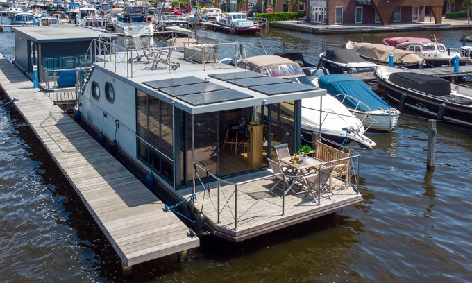 Uitgeest Boat Rental | Houseboat with views from the roof terrace