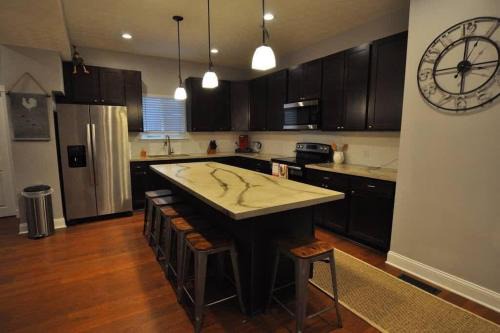 West Columbus House | Housepitality - Franklinton Farmhouse- 4 Bedrooms