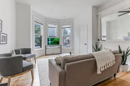 Victorian Village Apartment | Housepitality - The Short North Getaway