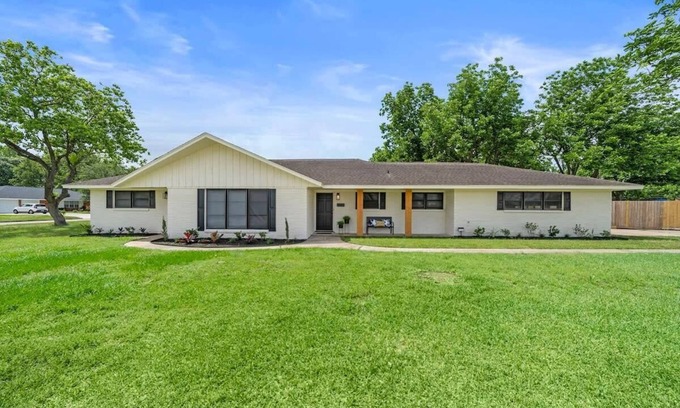 Deer Park House | Houston Family Escape: Private Pool | Games | King