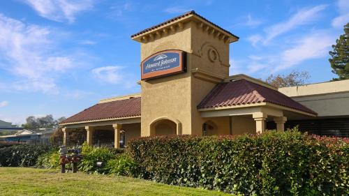 Central Sacramento Hotel | Howard Johnson by Wyndham Sacramento Downtown