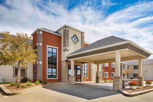 Oacoma Hotel | Howard Johnson by Wyndham Oacoma Hotel & Suites