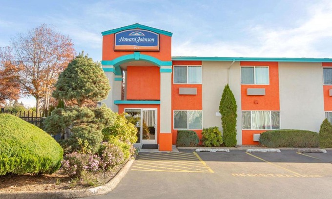 Southeast Salem Hotel | Howard Johnson by Wyndham Salem