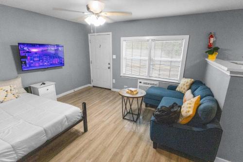 Park Place Apartment | HTX Economy 1BD Apt I Parking Near Highway