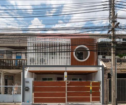 Samsen Nok House | Huai khwang Fullmoon House City center family holiday experience