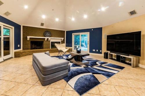 Houston House | Huge 6 Bedroom with Pool, Spa, 85 Inch TV, Game Room