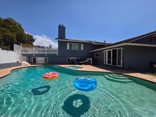 Bay Park House | Huge House with Pool! Sleeps 16 - BBQ - Shuffleboard