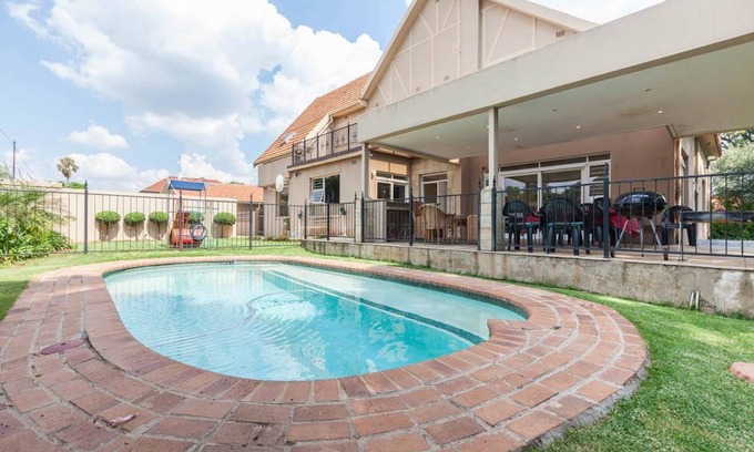 Greater Johannesburg Metropolitan Area House | Huge House with Separate Cottage