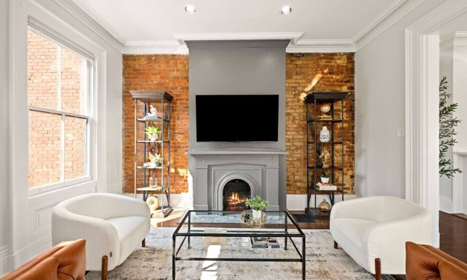 Pendleton House | Huge Lux Historic Retreat, Walk to All Downtown