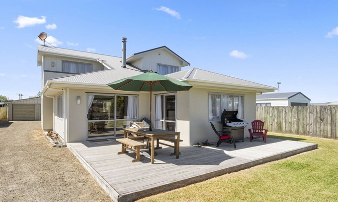Himatangi Beach House | Hunia Haven - Himatangi Beach Holiday Home