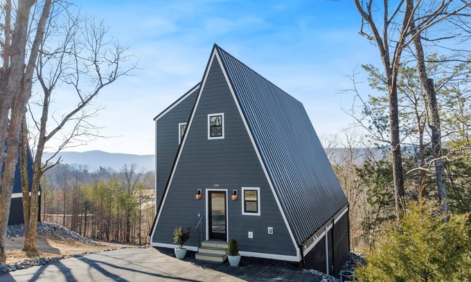 Chattanooga Valley Cabin | Hunters Ridge | A-Frame Cabin ON the Bluff | Hot Tub