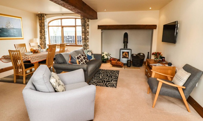 Thwing Cottage | HURDLES COTTAGE, family friendly, with pool in Great Driffield