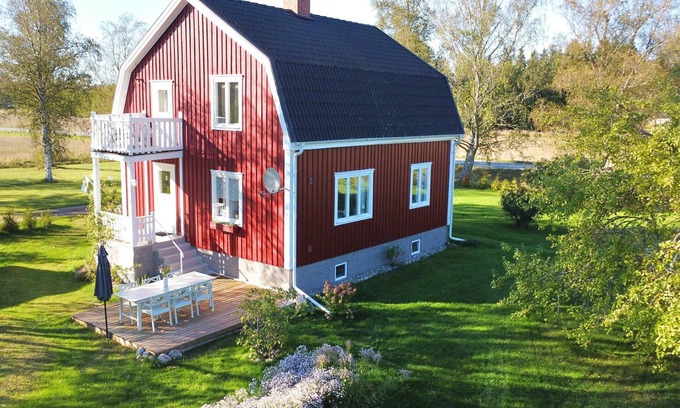 Vikangen House | Hus Brobacka - Red Swedish house with sauna & rowing boat