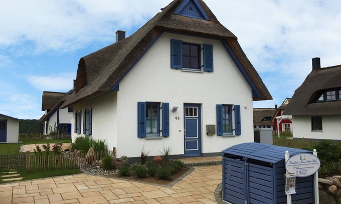 Zierow House | Huus Poeler Wiek: Beautiful thatched cottage near the beach and world cultural city Wismar