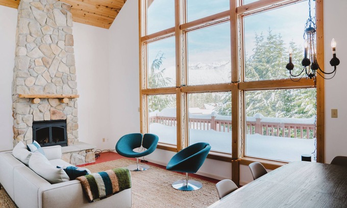 Hyak Ski Chalet | Hyak Hideout 3-bedroom chalet in welcoming Snoqualmie Pass with WiFi