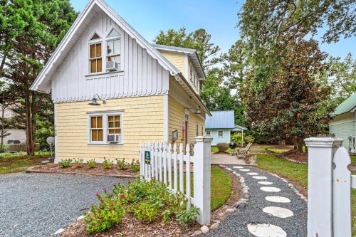 Historic Downtown Manteo House | IC2 - Endless Summer Cottage