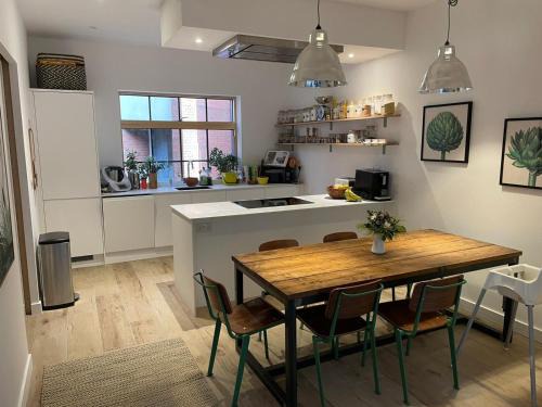 Redcliffe House | Ideal Bristol getaway - 3 bed harbourside home