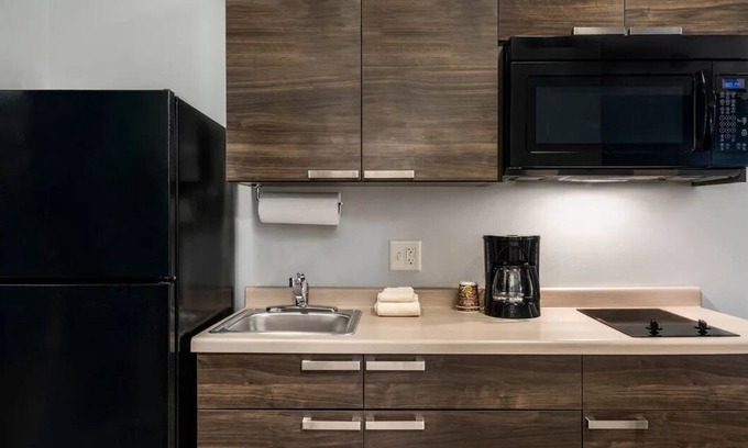 Rogers House | Ideal for Groups: 2 Cozy Rooms w/Kitchen Near Crystal Bridges, Breakfast in Bed