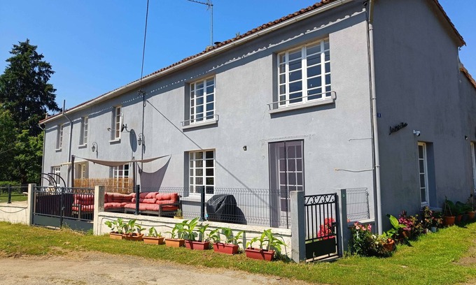 Vernoux-en-Gatine House | IDEAL LOCATION FOR A LARGE FAMILY OR SMALL GROUP, 8 PEOPLE, IN A QUIET HAMLET