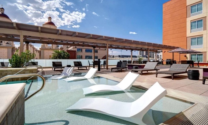 Downtown Tucson Hotel | Ideal Mix of Comfort and Value! 3 Convenient Units, Pets Allowed, Onsite Parking