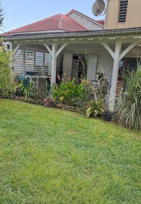 Sainte-Rose House | Idylle dans un cadre verdoyant avec une terrasse agréable citerne disponible