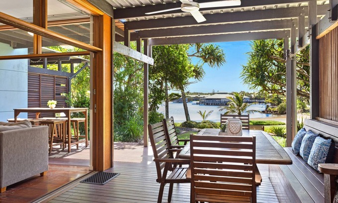 Twin Waters House | Idyllic 4-Bed Beachfront Lagoon House with Pool