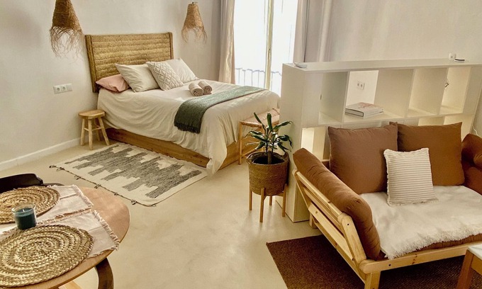 Capmany Apartment | Idyllic apartment surrounded by vineyards with private terrace