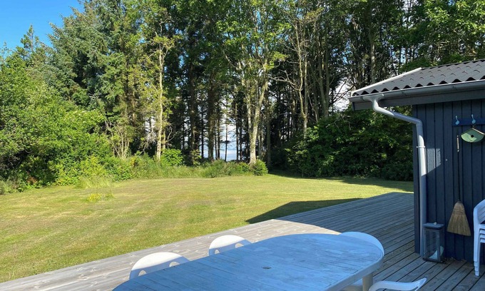 Spøttrup House | Idyllic summer house at the water's edge