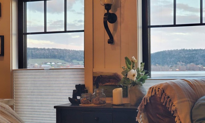 Hatfield Point Cabin | Idyllic Waters Edge Bunkie