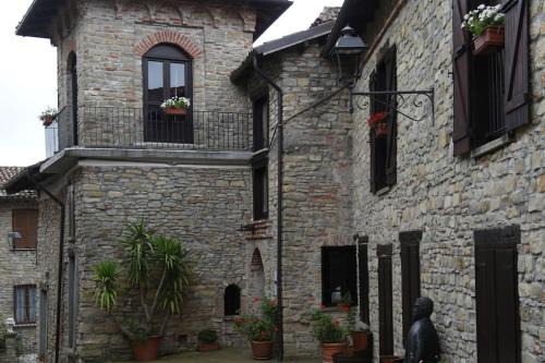 Montabone House | Il borgo come in un castello