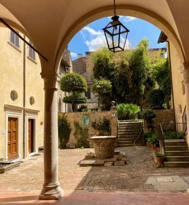 Pesaro Apartment | Il cortile in centro