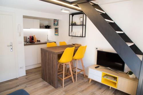 Lucca Historical Center Apartment | Il Piccolo Acero[Inside city walls,Wifi & terrace]