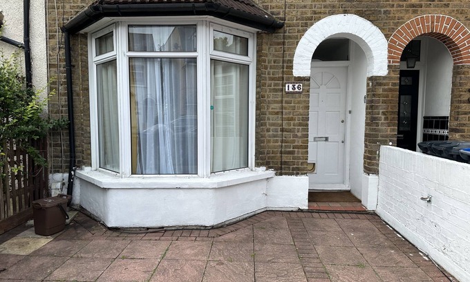 Enfield Lock House | Immaculate 4-bed House in Enfield Near Enfield loc